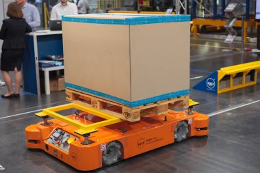 Poznan, Polonya 06 Aug 2021: MOBOT AGV mobil robot, depolama, otomatik endüstriyel robot. ITM Endüstrisi Avrupa. Yüksek Tec Fuarı.