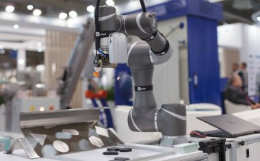 Poznan, Polonya 06 Ağustos 2021: TM ROBOT işbirlikçi robotlar. Teknoloji sürecinde robot kolu, otomatik endüstriyel robot. ITM Avrupa Endüstrisi.