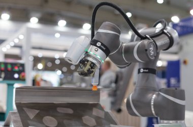 Poznan, Polonya 06 Ağustos 2021: ITM Industry Europe. Teknoloji sürecinde robot kolu, otomatik endüstriyel robot. TM ROBOT işbirlikçi robotlar.