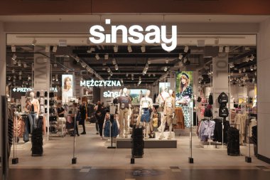 Polonya, Poznan - 07 Sep, 2021: SINsay lüks moda mağazasının dışı. Şirket tabelası Sinsay.