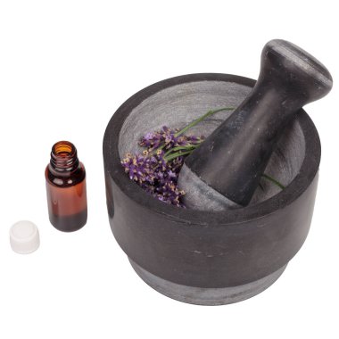 Siyah harç ve bir demet lavanta. Beyaz arka planda izole edilmiş bir şişe. Kavramsal resim.