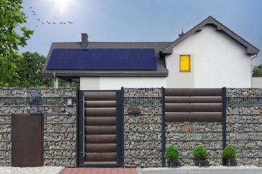 Modern evin çatısına güneş paneli yerleştirildi.