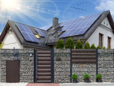 Çatı katındaki güneş panelleri. Güzel, büyük modern ev ve güneş enerjisi. Güneş ışınları.