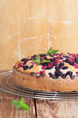 dut ve kırmızı üzümü kek