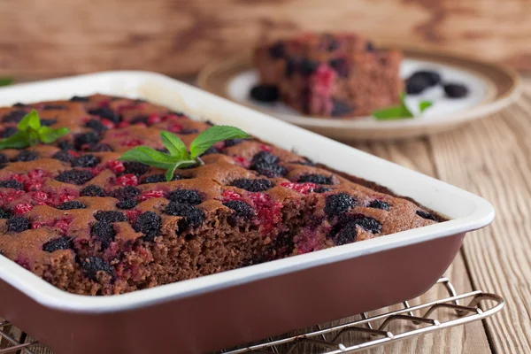 Gingerbread cake with mulberries and red currants — Stock Photo, Image