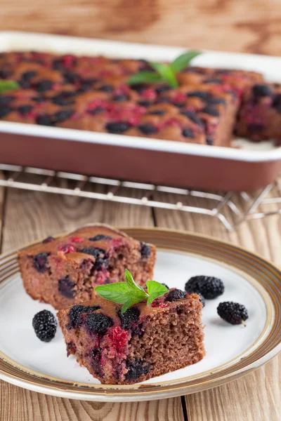 Пряничный торт с тутоядой и красной смородиной — стоковое фото