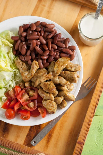 Insalata di tacchino con verdure e fagioli — Foto Stock