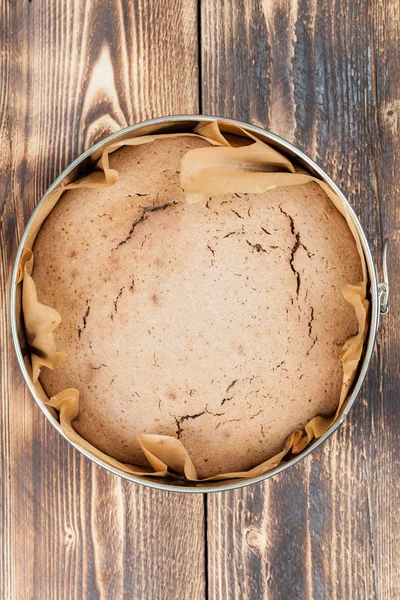 Gezonde spelt cake in een ronde bakplaat — Stockfoto