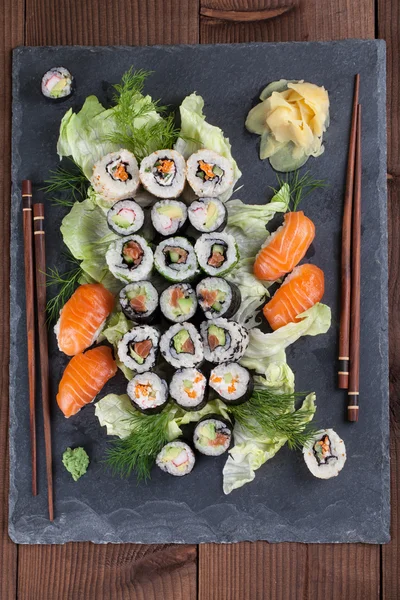 Sushi på en skiffer sten — Stockfoto