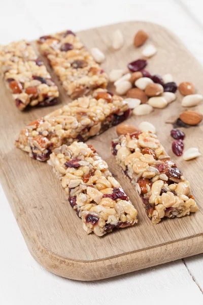 Barras de granola con frutos secos, semillas y arándanos —  Fotos de Stock