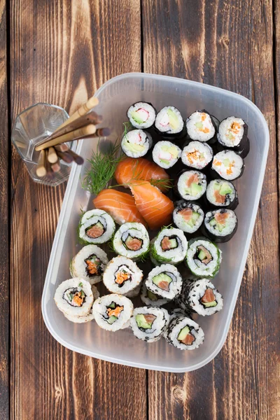 Sushi en una caja de plástico —  Fotos de Stock