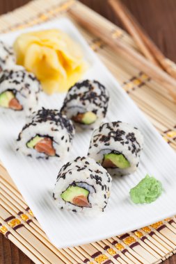 Uramaki suşi avokado, çiğ somon ve siyah susam ile