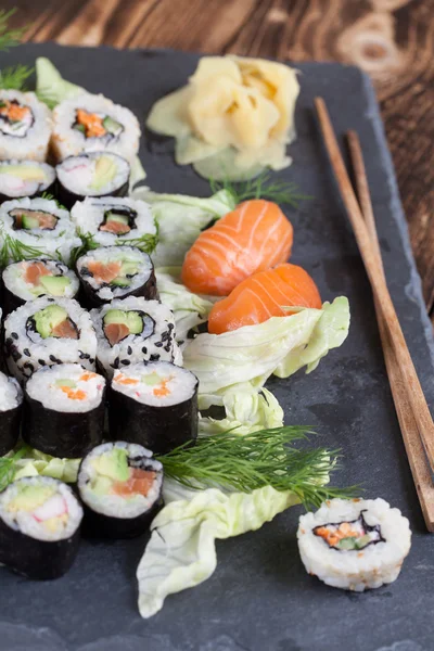 Sushi auf einem Schieferstein — Stockfoto