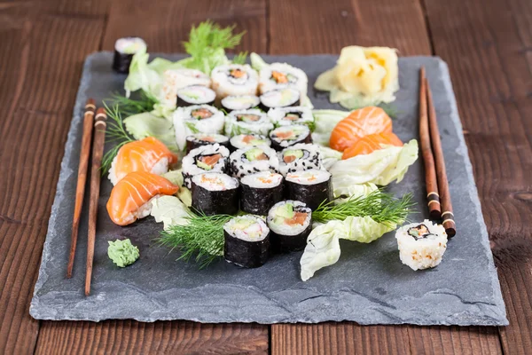 Sushi incastonato su una pietra ardesia — Foto Stock