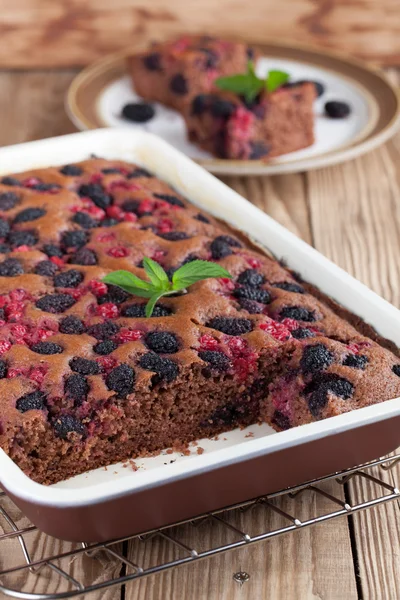 Gingerbread cake with mulberries and red currants — Stock Photo, Image