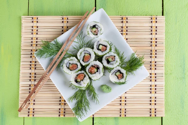 Uramaki sushi med gurka, rå lax och dill — Stockfoto