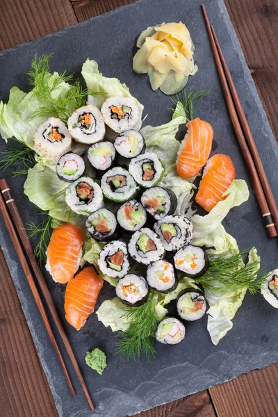 Sushi fijado en una piedra de pizarra —  Fotos de Stock