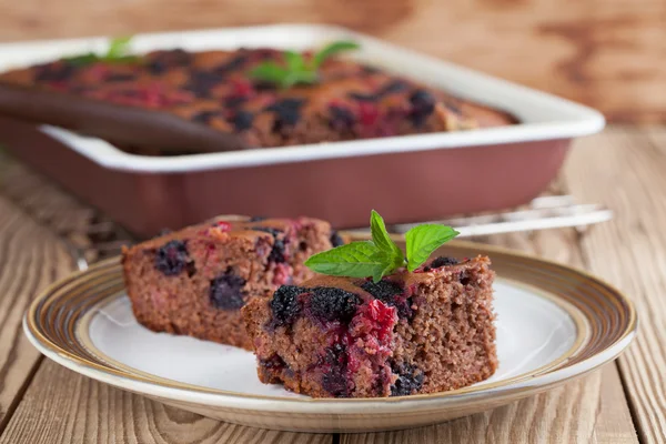 Pastel de jengibre con moras y grosellas rojas —  Fotos de Stock