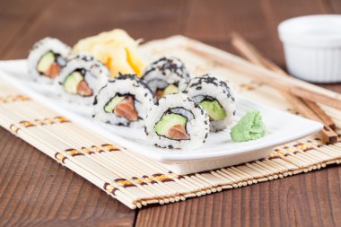 Uramaki suşi avokado, çiğ somon ve siyah susam ile