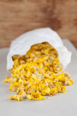 bir kağıt torba kuru sığırkuyruğu çiçeği.