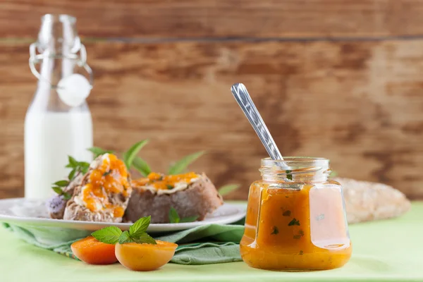 Meruňkový džem s mátou — Stock fotografie