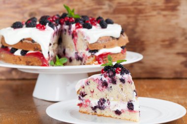 dut ve kırmızı üzümü kek