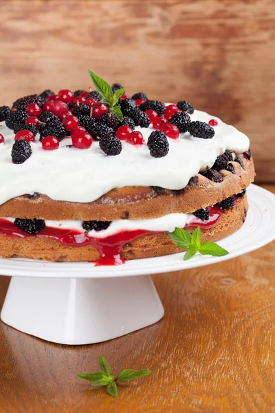 Torta di gelso e ribes rosso con panna montata — Foto Stock