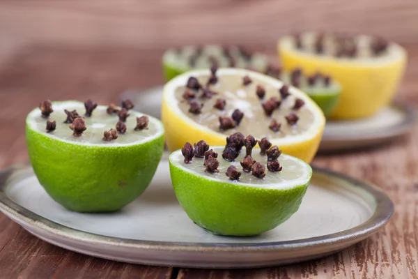 Citron och lime med kryddnejlika, naturlig insektsmedel — Stockfoto