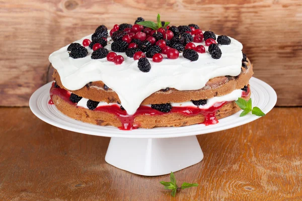 Dut ve kırmızı Frenk üzümü Pasta krema ile