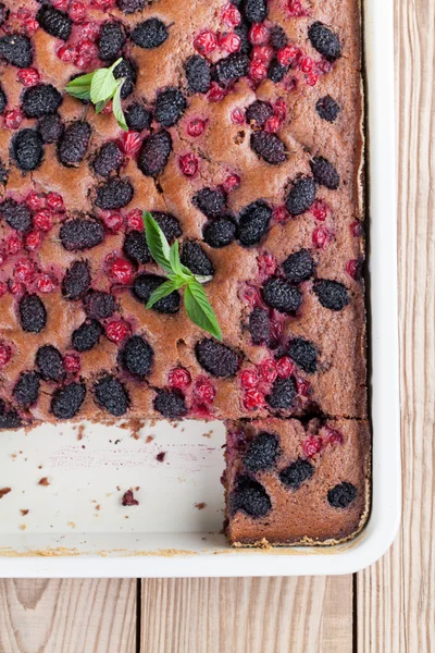 Gâteau au pain d'épice aux mûres et groseilles rouges — Photo