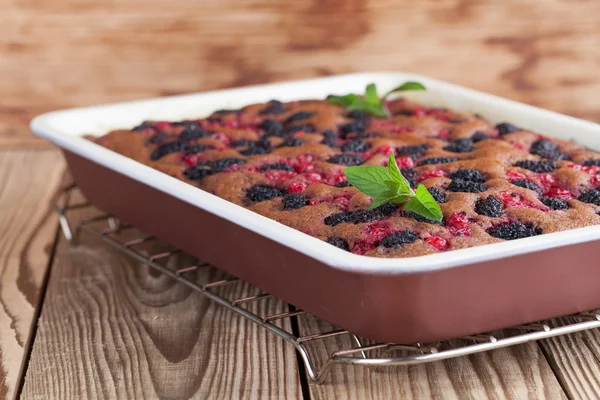 Lebkuchen mit Maulbeeren und roten Johannisbeeren — Stockfoto