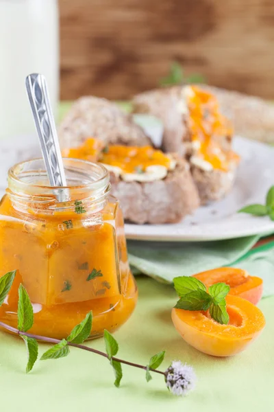 Marmellata di albicocche con menta — Foto Stock