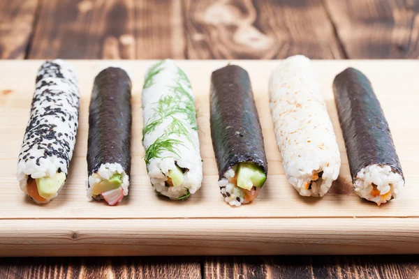 Domowe sushi rolki na deski do krojenia — Zdjęcie stockowe