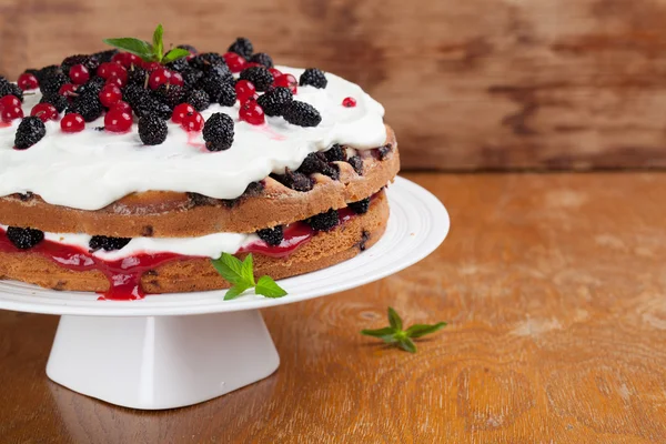 Tarta de mora y grosella roja con crema batida Imagen de archivo