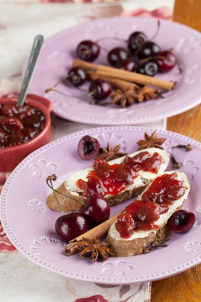 Baharatlı cherry jam ile ekmek — Stok fotoğraf