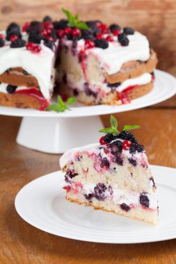 Dut ve kırmızı Frenk üzümü Pasta krema ile