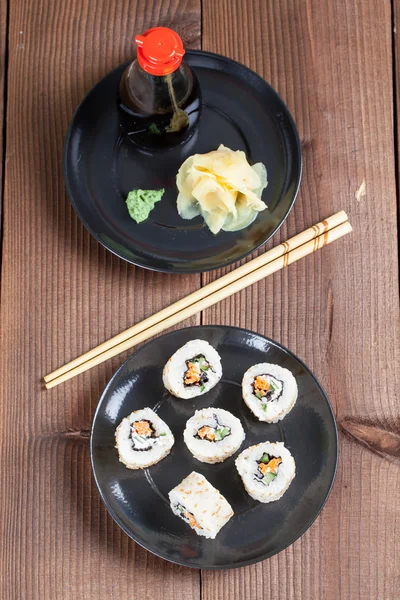 Sushi uramaki con zanahoria, pepino, surimi y blanco tostado se — Foto de Stock