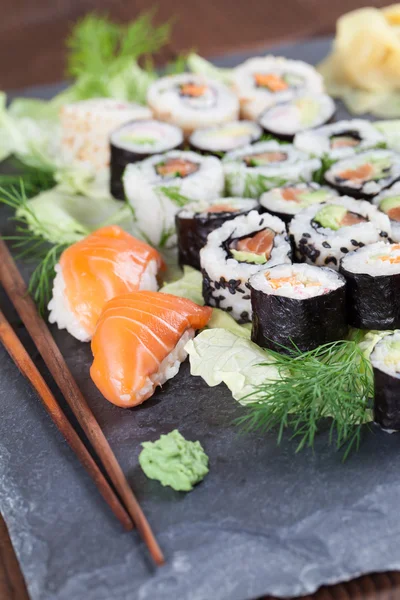 Sushi incastonato su una pietra ardesia — Foto Stock