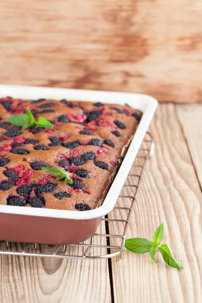 Gingerbread cake with mulberries and red currants — Stock Photo, Image