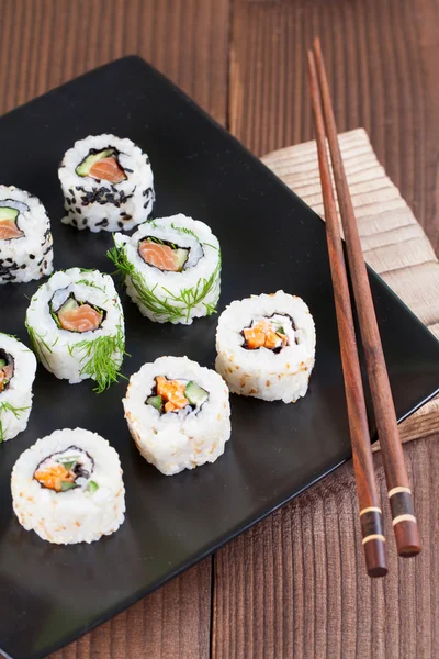 Uramaki sushi seti — Stok fotoğraf