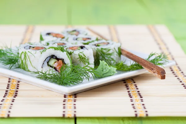 Uramaki sushi with cucumber, raw salmon and dill — Stock Photo, Image