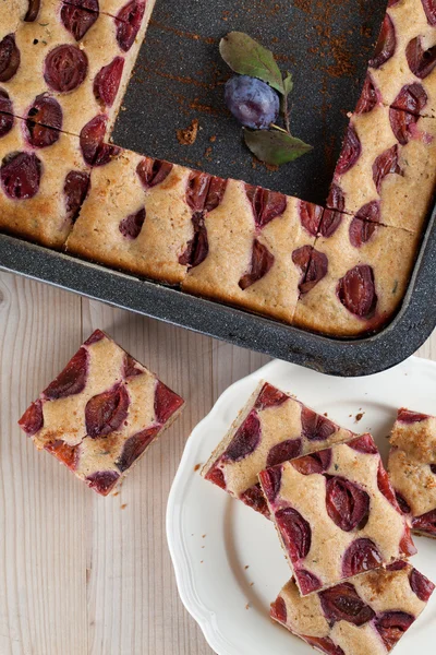 Gâteau aux courgettes à l'épeautre aux prunes — Photo