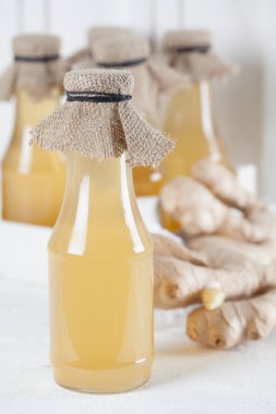 Zencefil şurubu şişelerde