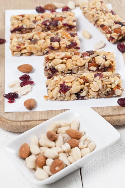 Barras de granola con frutos secos, semillas y arándanos —  Fotos de Stock