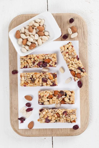 Barrette di granola con noci, semi e mirtilli rossi — Foto Stock