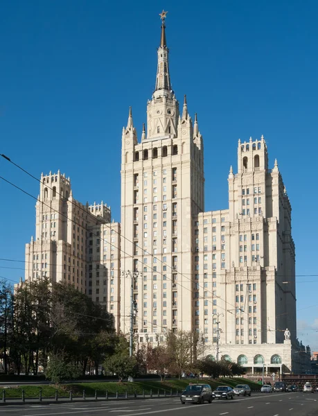 O edifício de edifício alto em Kudrinskaya Square em Moscou — Fotografia de Stock