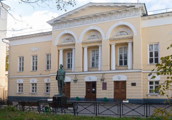 Gagarin Dwór budynku i pomnik pisarza maksyma Gorkiego — Zdjęcie stockowe