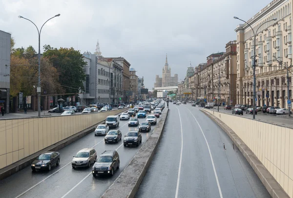 Voitures aller sur Bolchaïa rue Sadovaïa — Photo