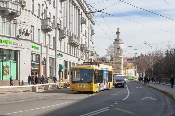 Trolleybus and cars on Solyanka street in Moscow — Stock Photo, Image