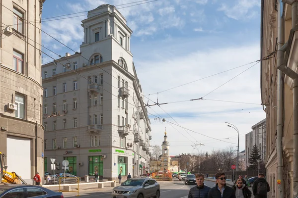 Люди и автомобили на улице Солянка в Москве — стоковое фото